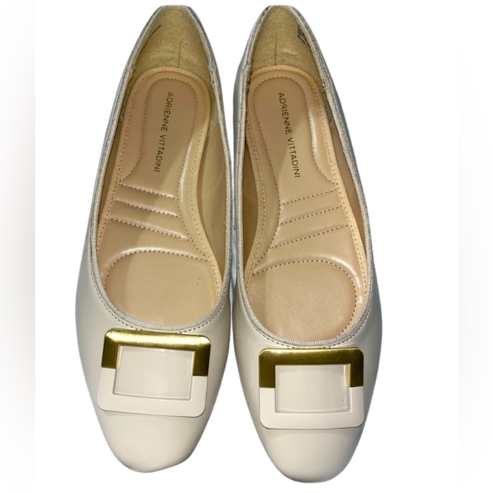 Adrienne Vittadini cream & tan flats with Gold & Cream Design on top Sz 8.5
